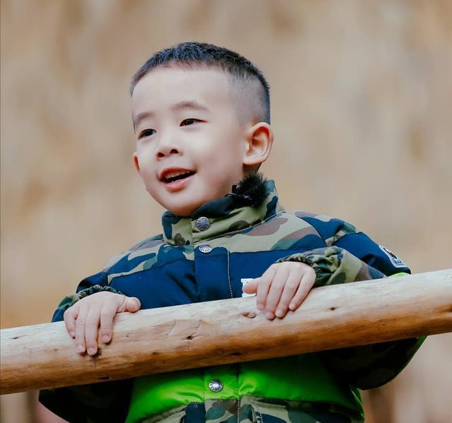 看到小小春jasper穿迷彩服, 好想问他, 缺妹妹吗二十多岁的那种