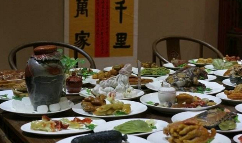 揭秘,古代皇帝吃剩的饭菜如何处理,有两种说法,哪种更可信