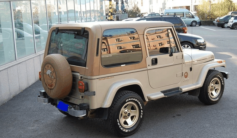 老款的方向盘,都是满满的岁月感,但是jeep的标志还是历历在目的虽然是