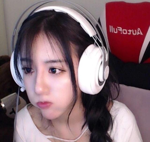 斗鱼一线美女主播,爸妈对她的直播不能容忍!她:把爸妈房管下了