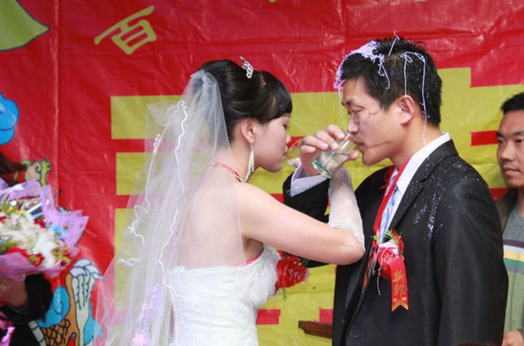 河南农村婚礼,婚礼仪式后新郎立马背起新娘入了洞房,闭门不出