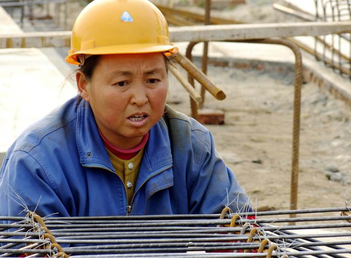 工地上劳作8张图她们几乎不护肤不美容看看女农民工的别样美