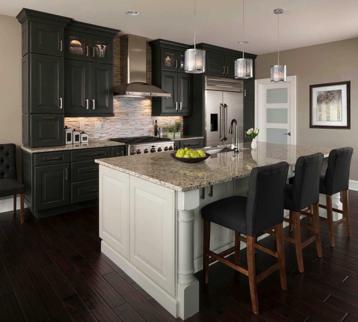 浅色和深色对比的时尚大厨房设计