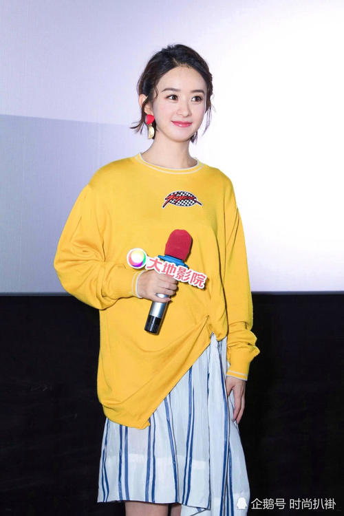 31岁赵丽颖街头被偷拍,穿黄色毛衣的她比17岁少女还显嫩