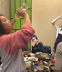 后来我被开除了,她又自由了 女人们都是骗子,平时说自己不喝酒,也不让