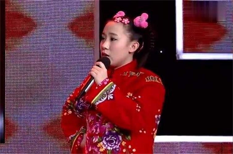 因为父亲是乐队的乐器手,母亲是二人转演员的关系,她从小就跟着剧团