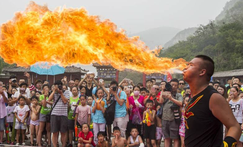 炎炎夏日,谁敢玩火,大师,厉害|吐火|杂技|西蜀_新浪新闻
