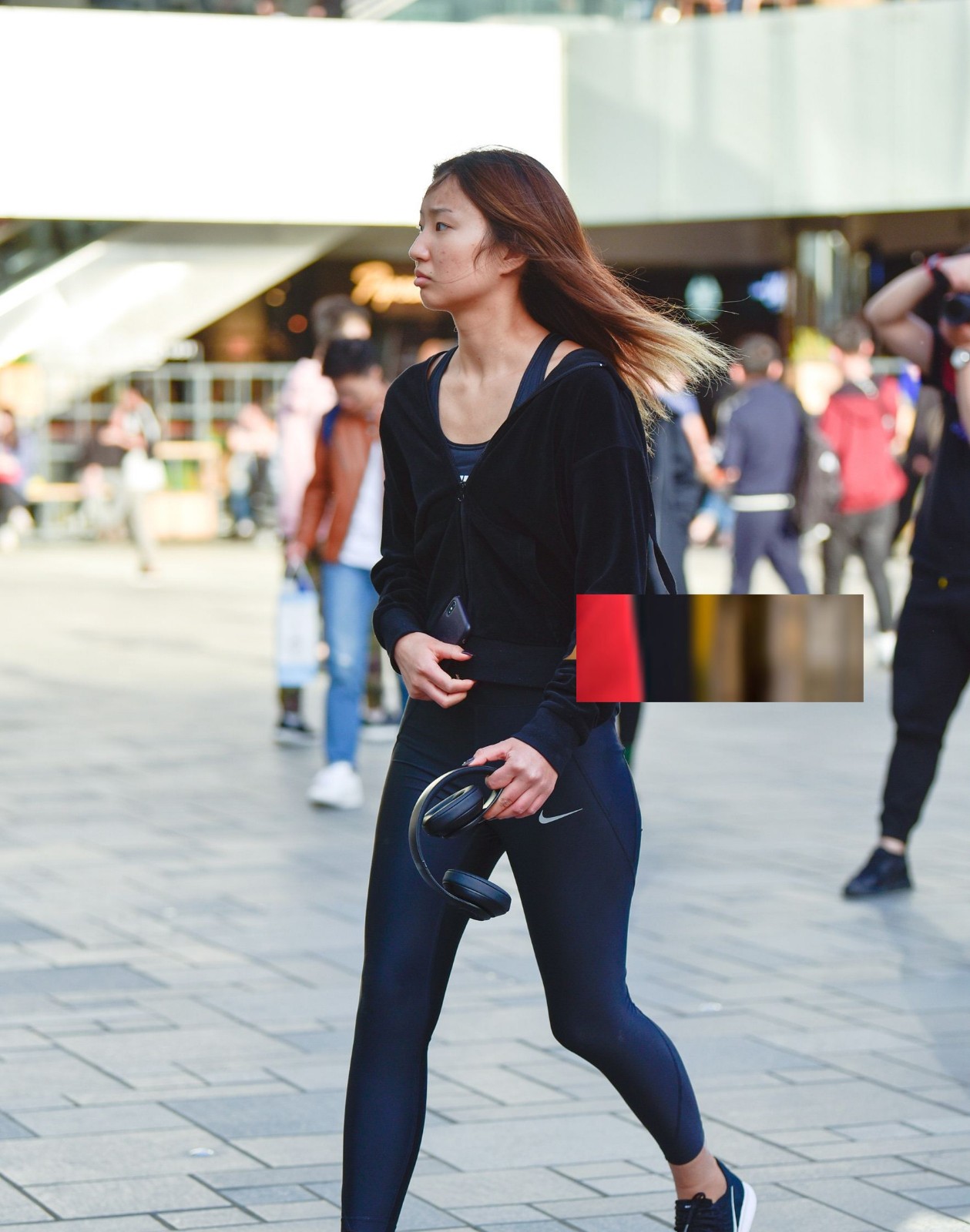 街拍紧身裤热裤美女清纯娇嫩看上去妩媚动人就是痘痘有点多