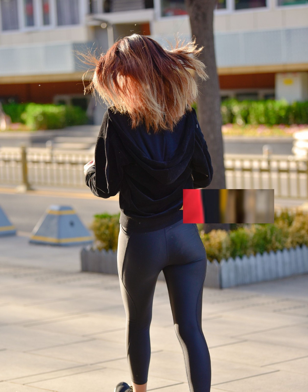 街拍紧身裤热裤美女清纯娇嫩看上去妩媚动人就是痘痘有点多