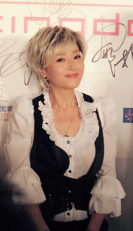 她曾是影坛一姐,前夫骗情同时娶三个妻子,女儿是自己的经纪人!