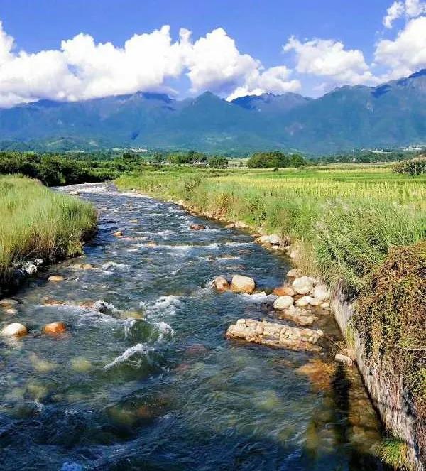 摆衣河里是梦乡:十八少女在原地 安静地站到两鬓苍苍