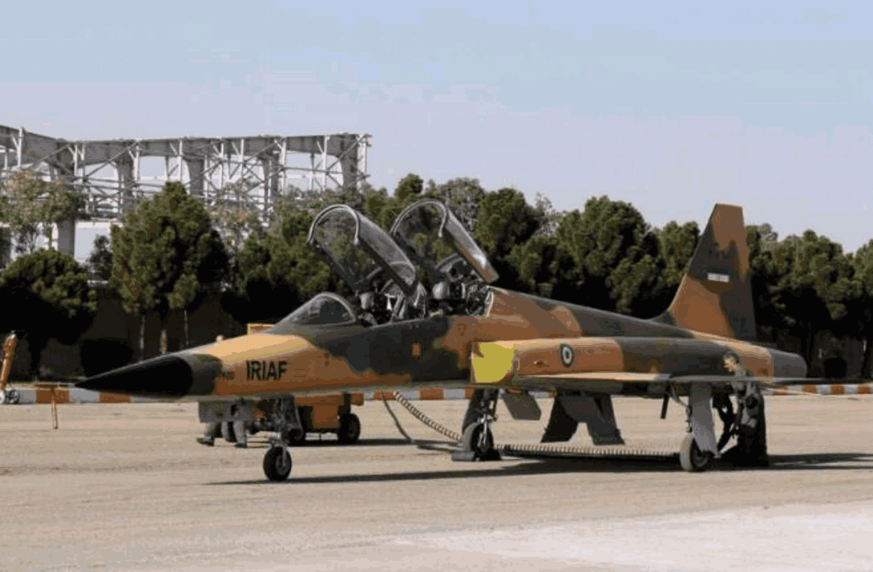 伊朗展示首款国产战机天河,宣称五代机,英媒