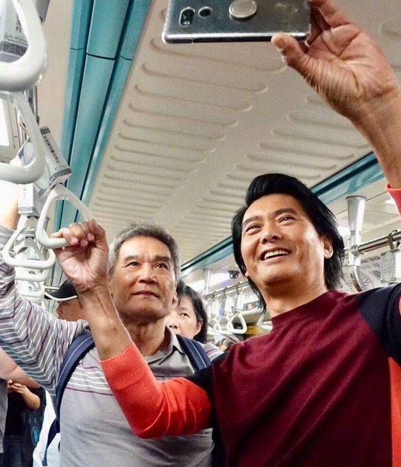 周润发近日赴台坐地铁,与粉丝拍照很亲切:这才是真正的巨星!