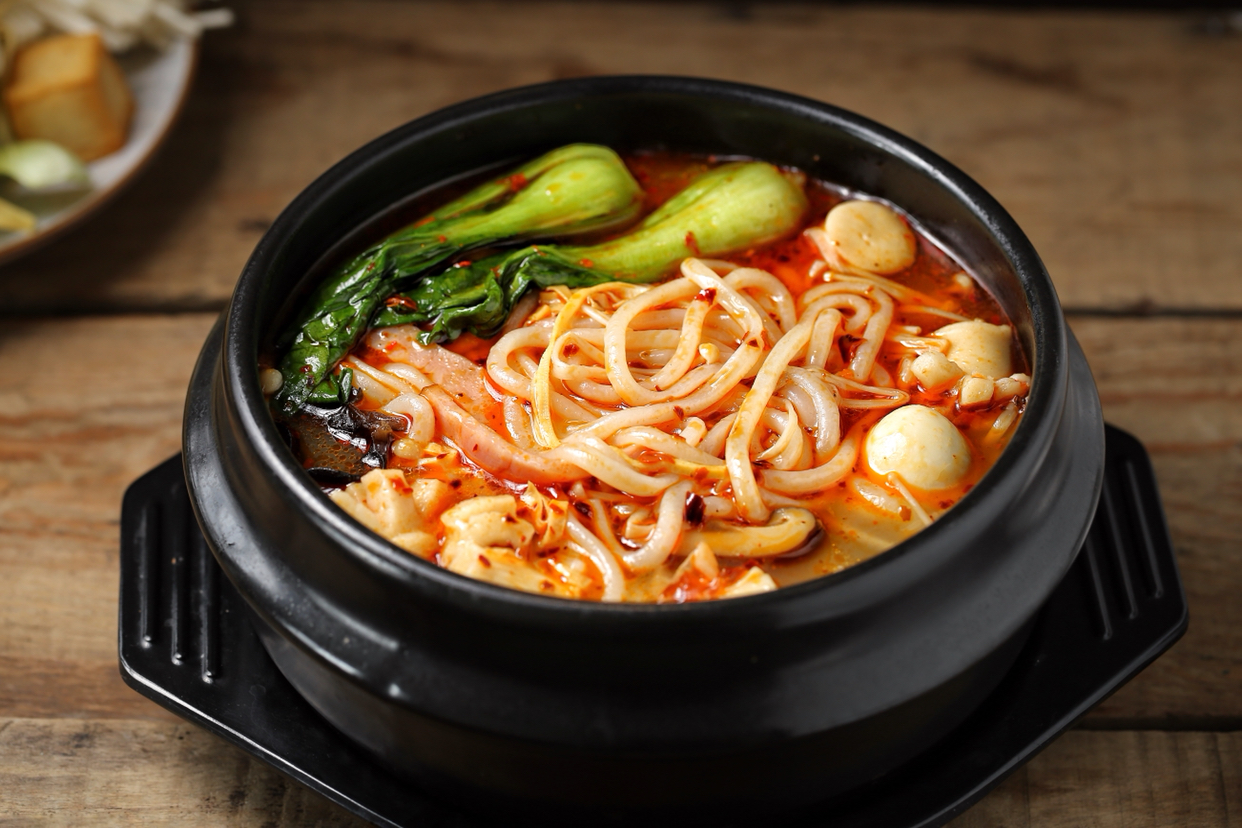 想吃米线自己做汤鲜料足味道美在家也能坐享云南风味