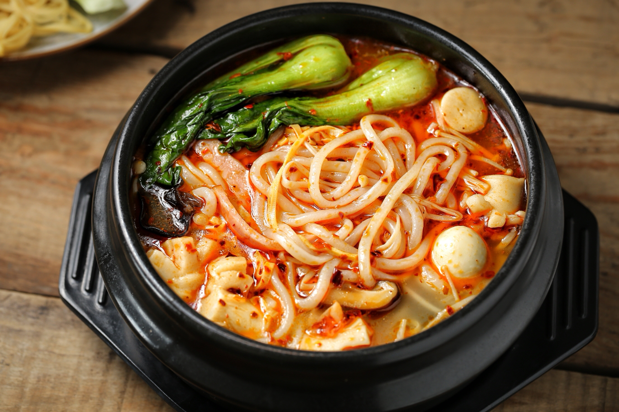 想吃米线自己做汤鲜料足味道美在家也能坐享云南风味