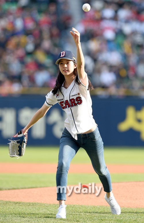 韩国女艺人徐恩秀任棒球比赛开球嘉宾