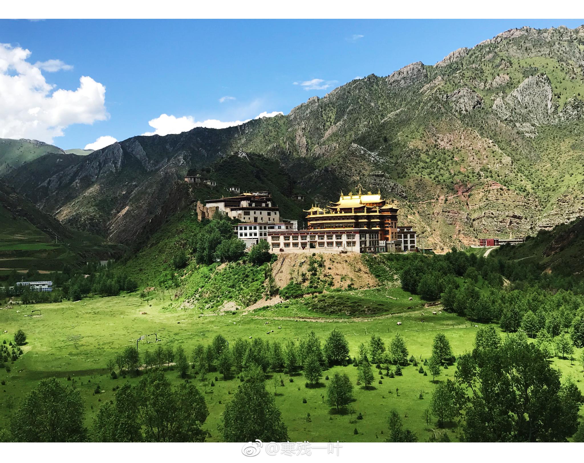 位于青海玉树最南端的囊谦县是出了名的佛教重镇可谓五步一塔