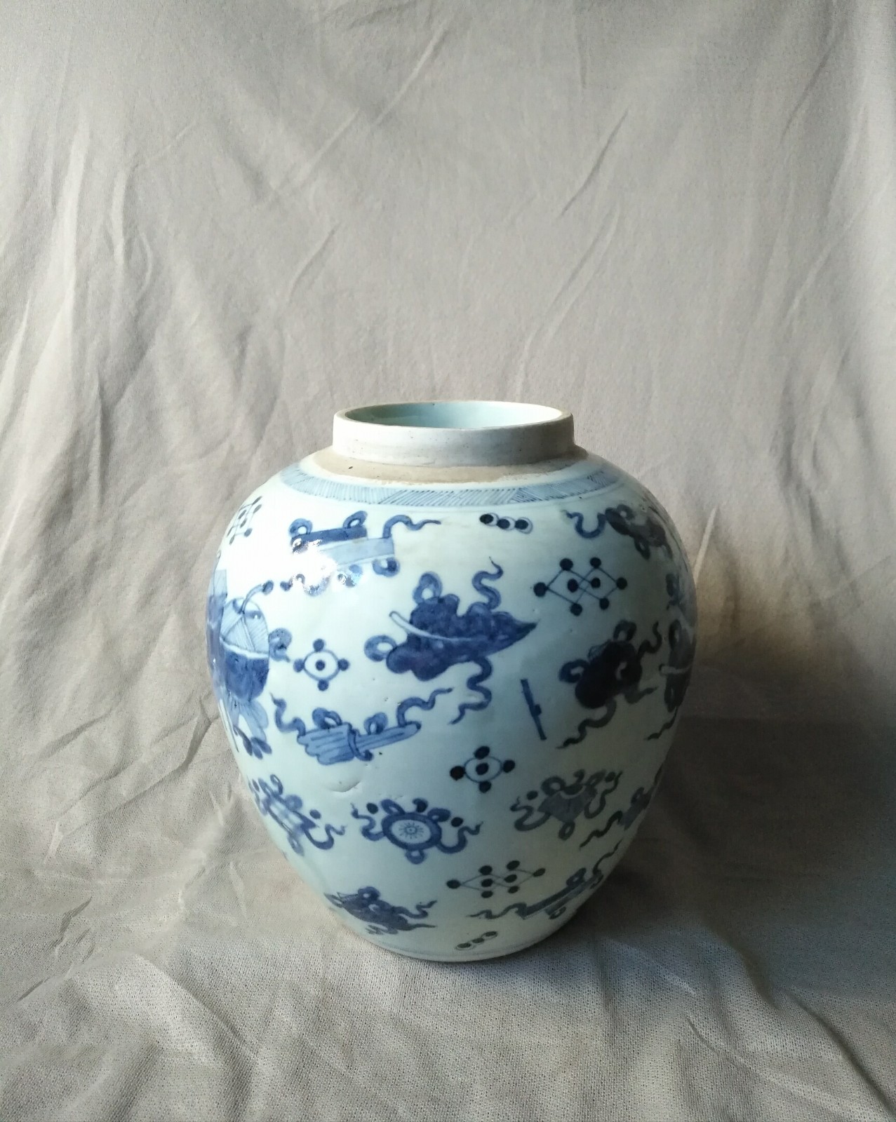 局部存在缩釉痕,但绘画风险飘逸洒脱.