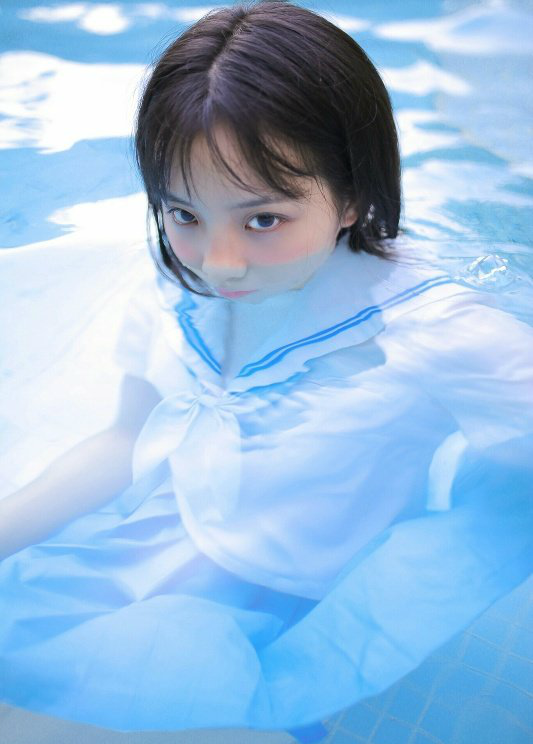 游泳池里的清新短发美女写真