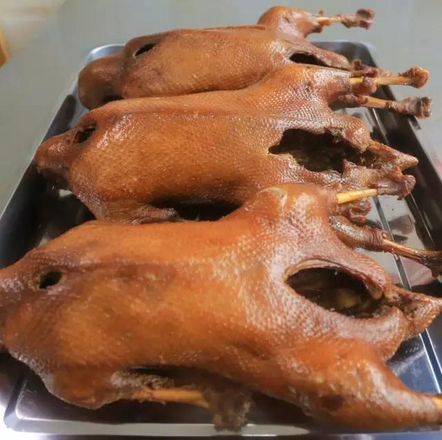 一锅老卤传了3代 这家卤鹅确实牛 沿用祖传秘制配方