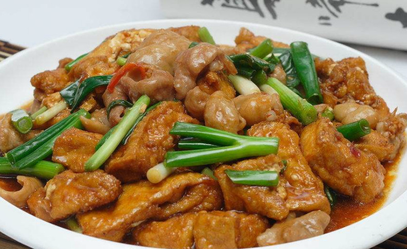 一上桌就被抢光的肥肠烧豆腐,超级下饭_新浪看点