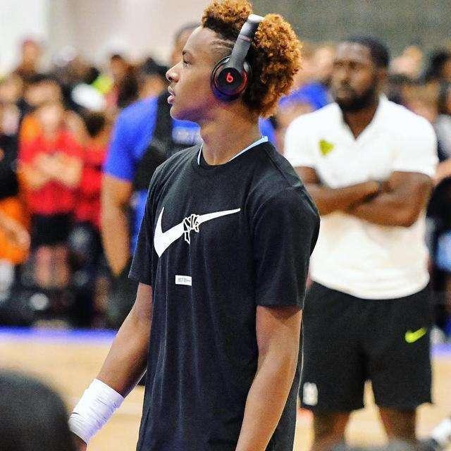 詹皇一直都期望与儿子共同征战nba,一脸巨星相且很有潜力的bronny将来