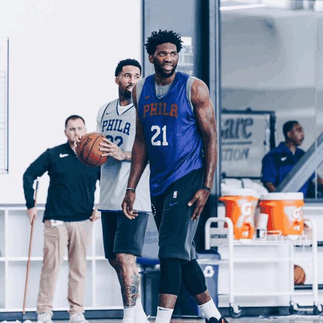 前段时间恩比德的肌肉对比就广为流传,在进入nba前,他骨瘦如柴,但现在