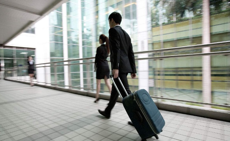 女老板带我出差,酒店只有一个房间,我一个举动,直接被升职加薪