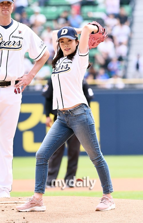 韩国kbs美女主播朴恩英任棒球比赛开球嘉宾