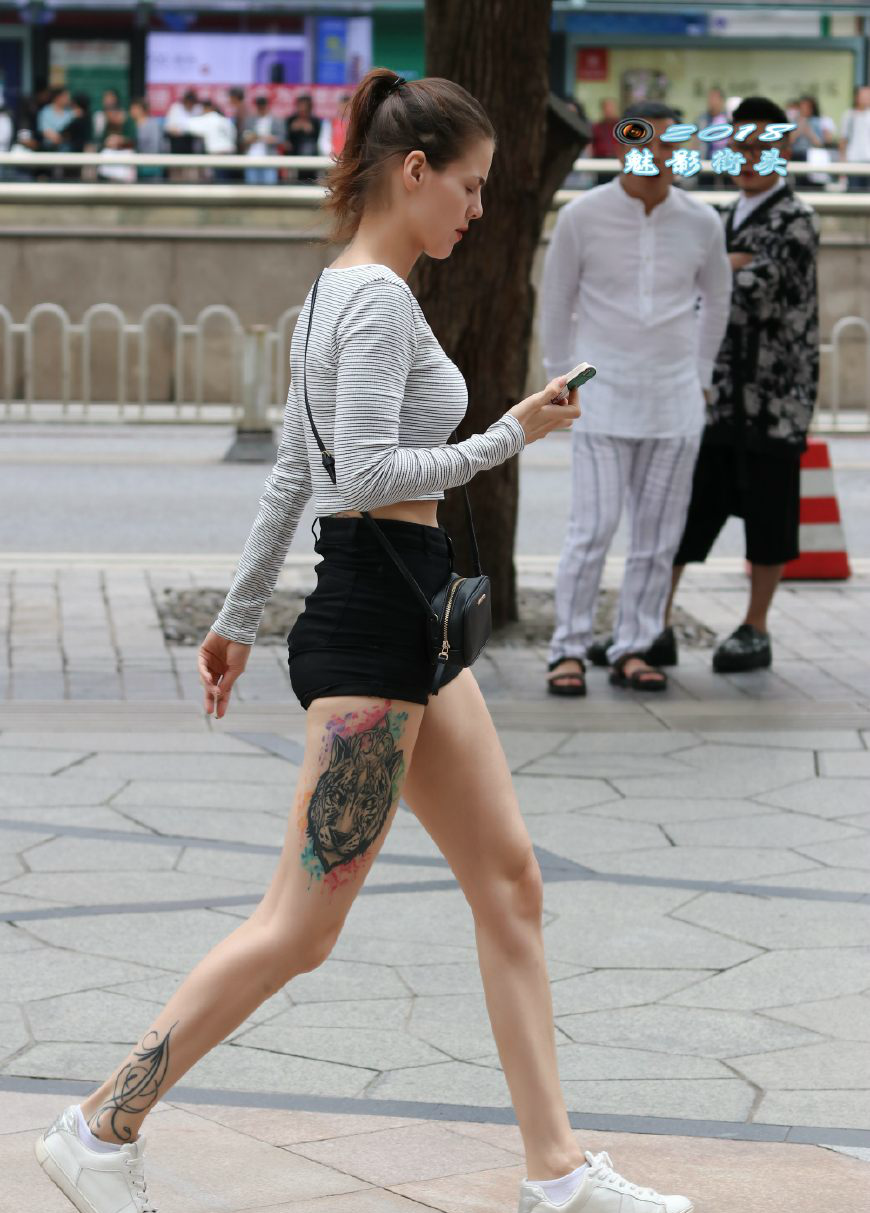 金发碧眼的洋妞身材不错,大腿外侧的老虎头纹身非常霸气