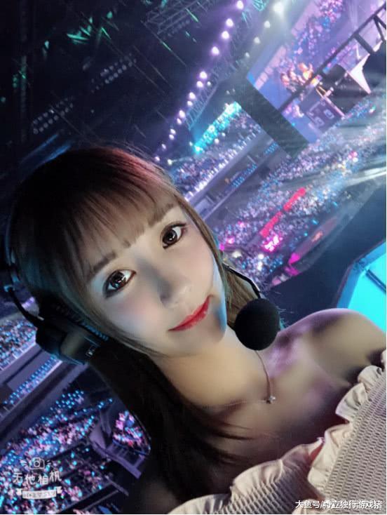 南波儿露肩裙遭围观, 网友: 白嫩锁骨一览无遗