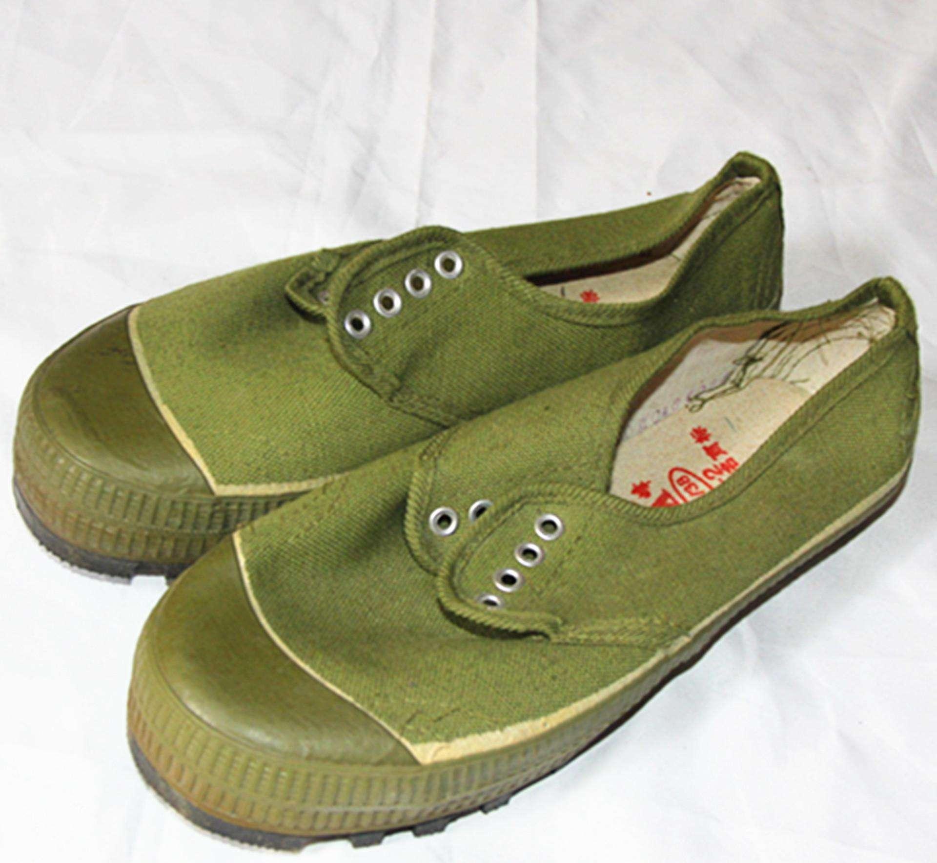 解放鞋诞生于1948年,一经装备就受到了部队和群众的普遍欢迎.