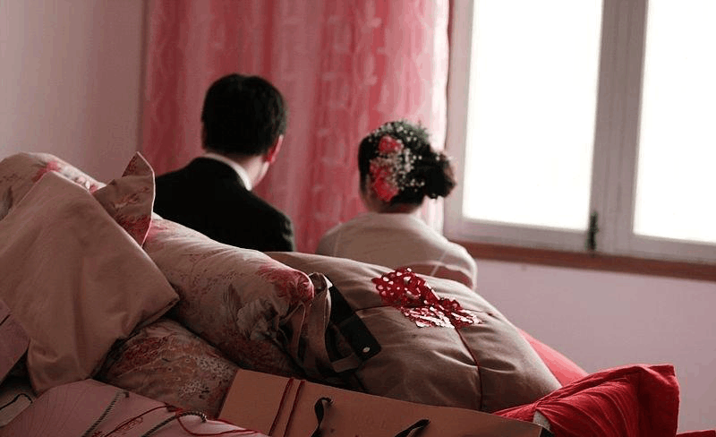 原以为嫁了穷酸老公, 结婚晚他偷偷塞我一存折, 打开后我流泪满面