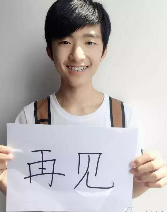 更巧合的是,刘志宏退出的同时,一名叫刘俊昊的练习生空降加入时代峰峻