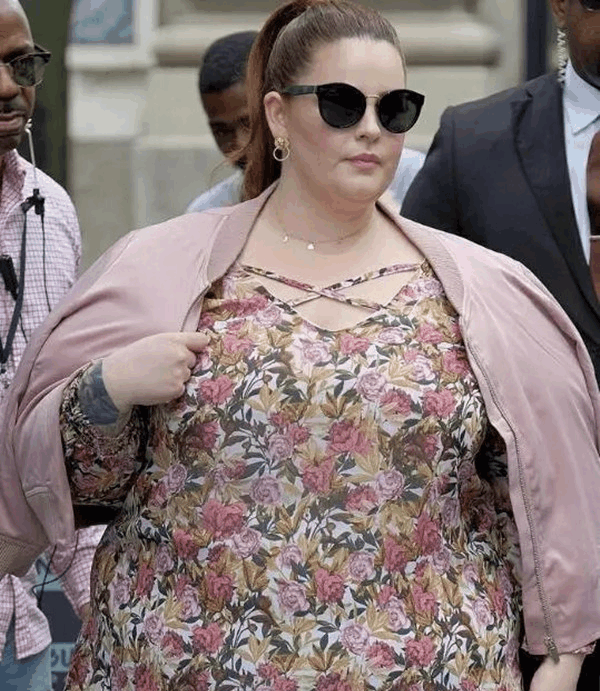 她拥有天使一样的面孔超200斤的体重堪称超模中的重量级选手