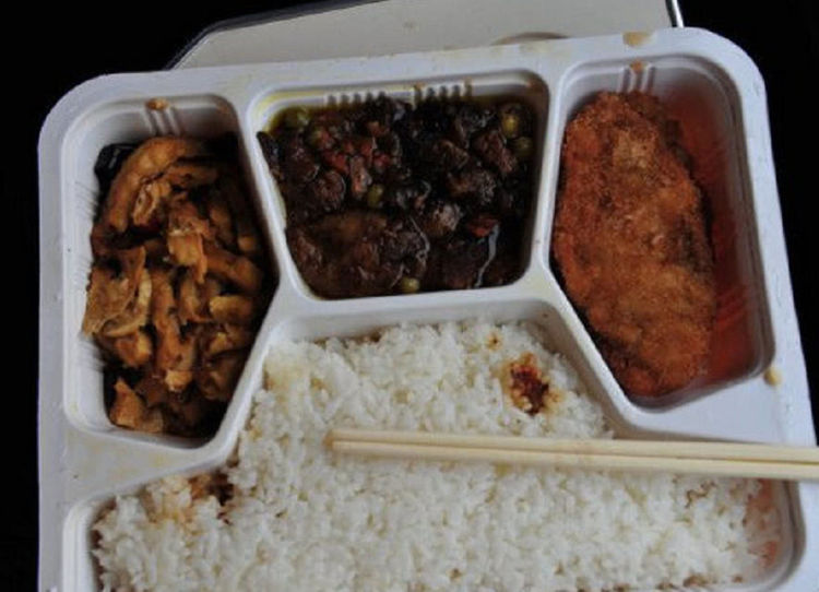 火车上的饭盒招惹谁了乘客宁愿吃泡面也不吃盒饭你怎么看