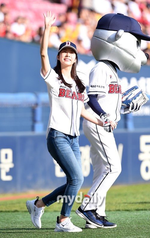 韩国女艺人徐恩秀任棒球比赛开球嘉宾_新浪看点