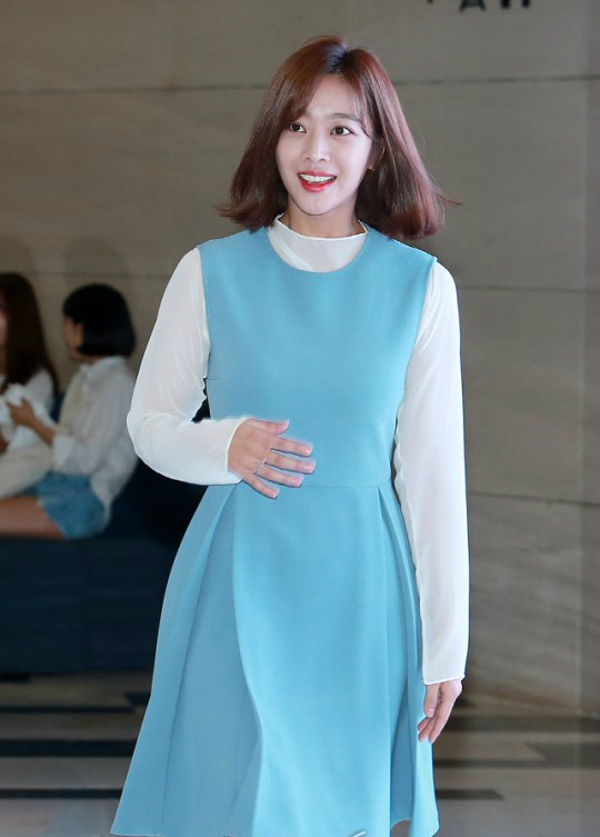 韩国演员赵宝儿出席某品牌活动,撞脸崔雪莉,笑起来很甜美