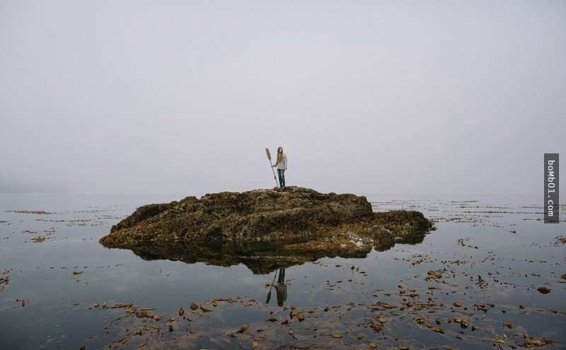男子在孤岛隐居与熊为伴,与世隔绝让人匪夷所思|孤岛|荒岛|鲸鱼_新浪
