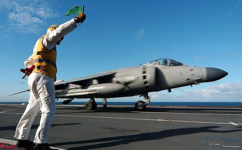 中美俄欧等国海军航母舰载机起飞手势哪个更带劲