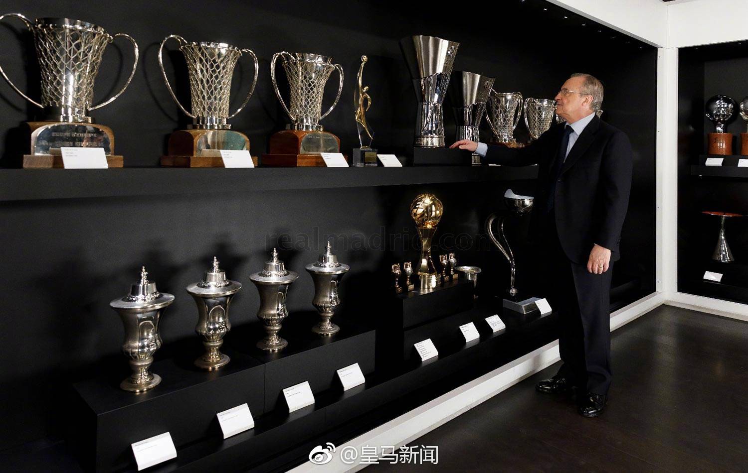 皇马男篮第10座欧冠奖杯,正式放入伯纳乌博物馆.