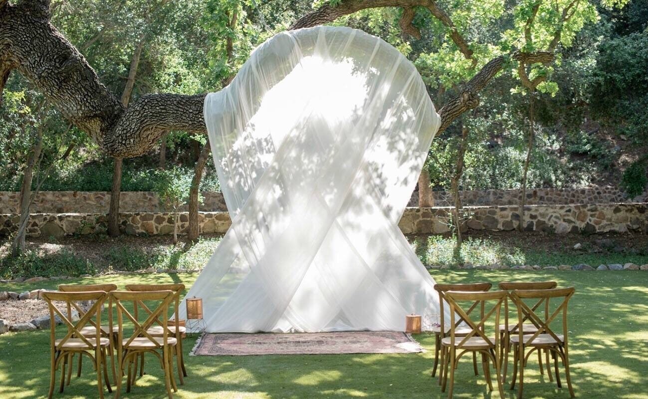 背景墙是白色的帷幔,在阳光下非常通透