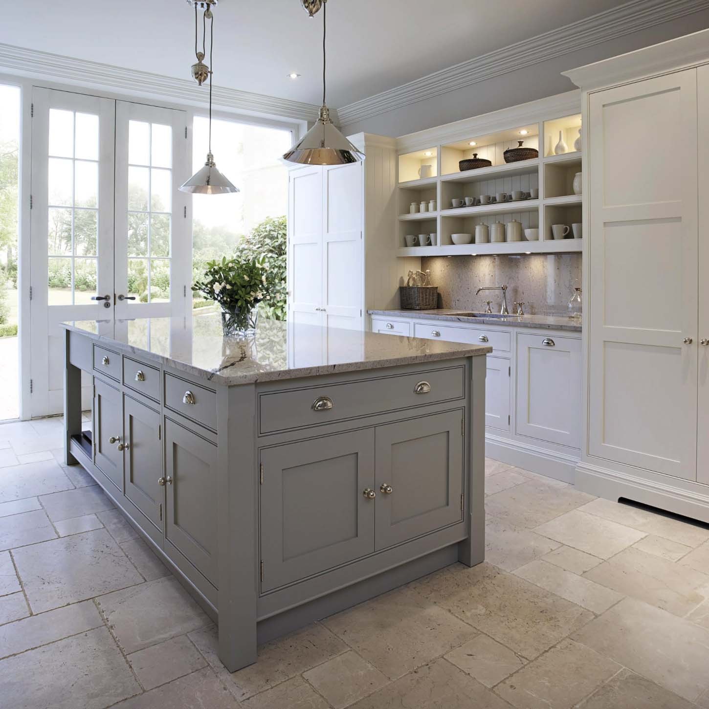 浅色和深色对比的时尚大厨房设计