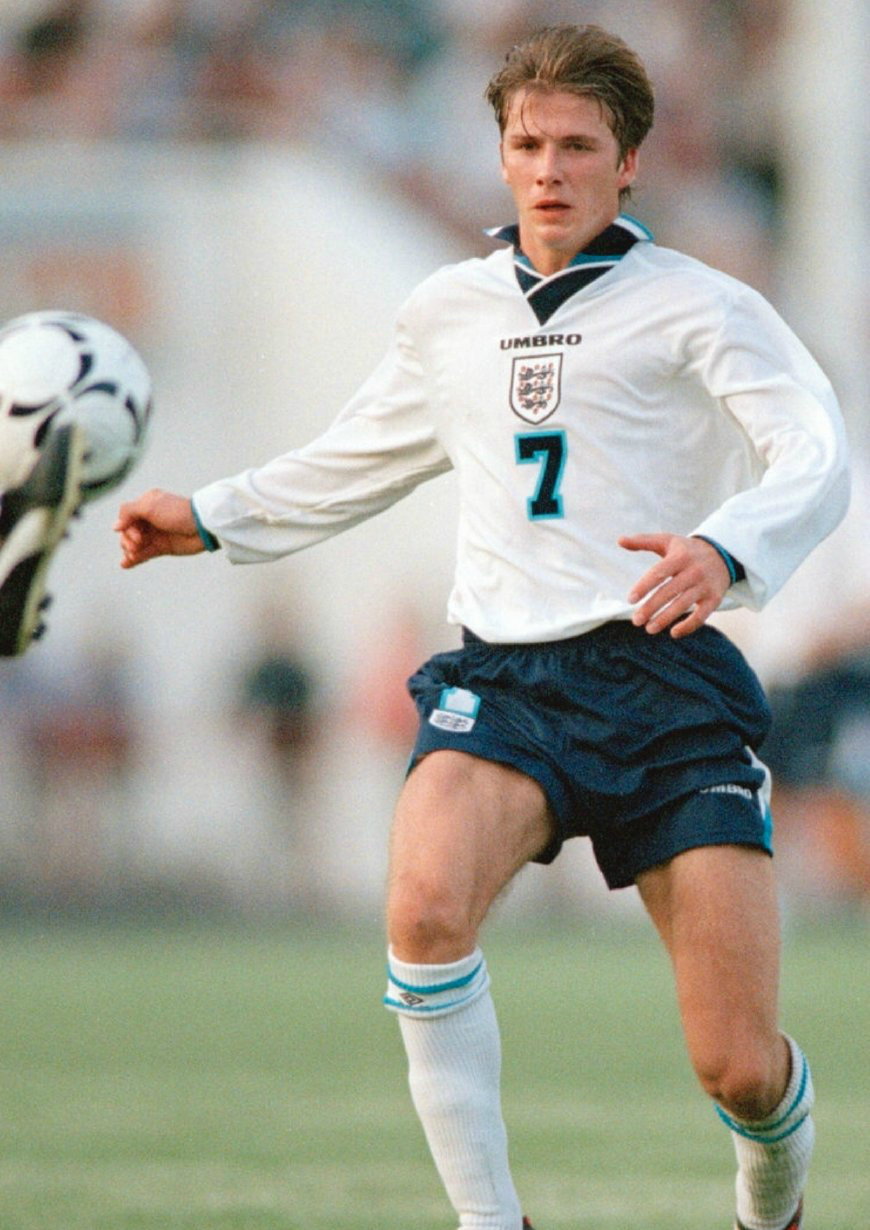 21岁的贝克汉姆,笑容青涩,阳光帅气,青春若有张不老的脸