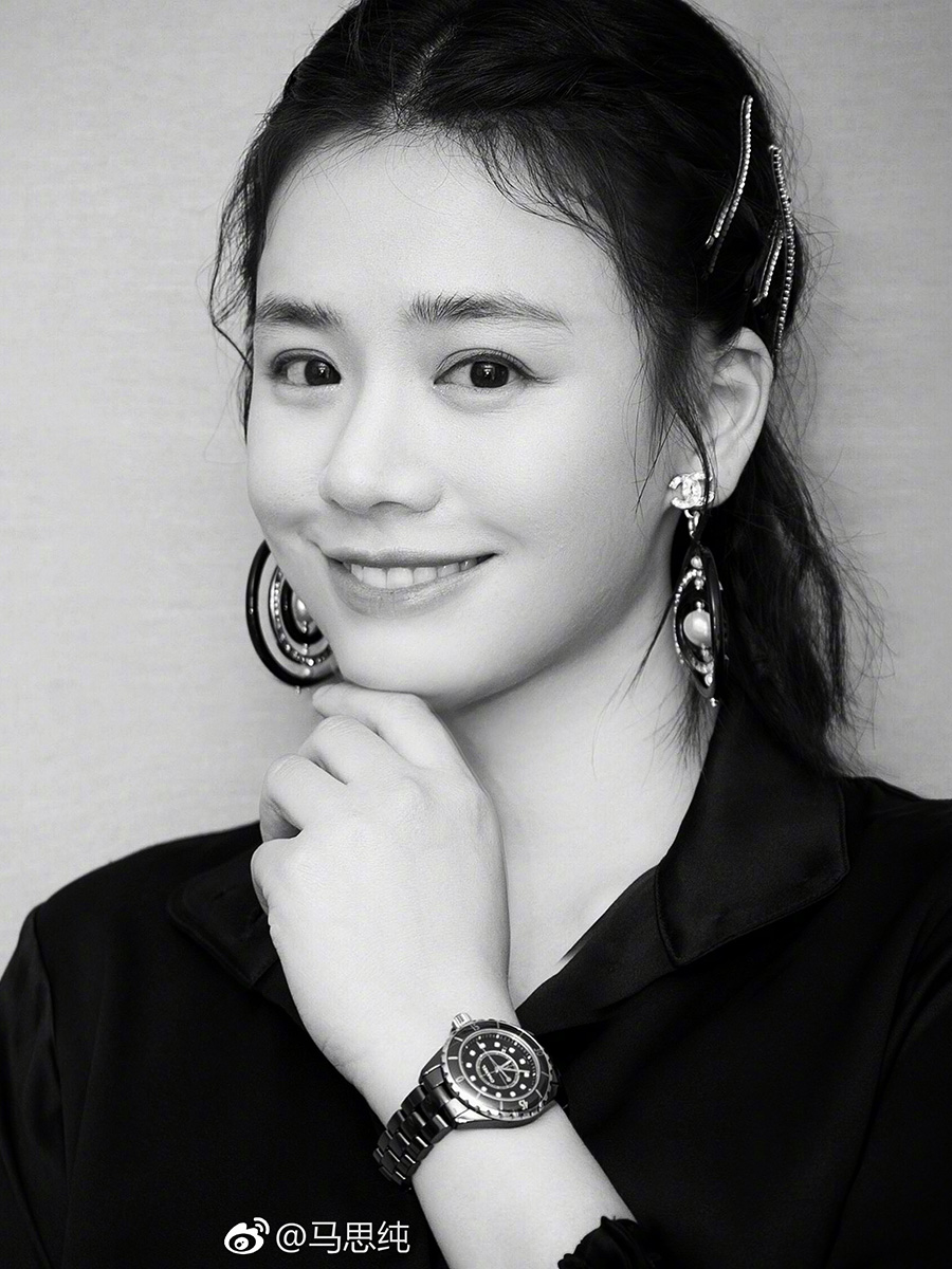 马思纯撞包刘诗诗,一个穿学生装扮嫩,一个穿皮裙耍帅!