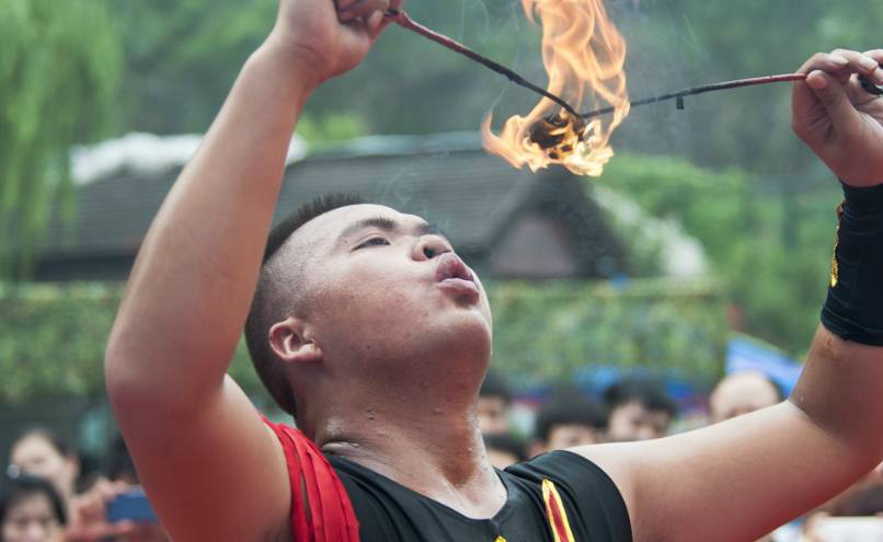 炎炎夏日,谁敢玩火,大师,厉害|吐火|杂技|西蜀_新浪新闻