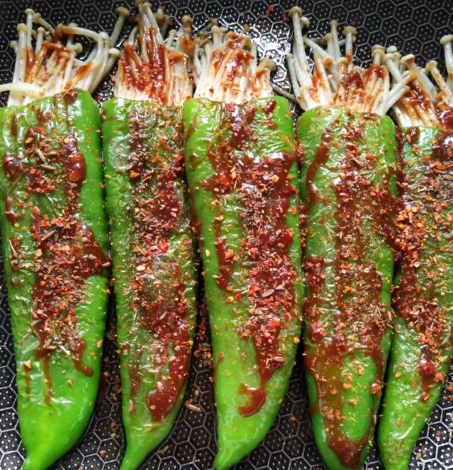 尖椒烤金针菇,再加上这几样调料太美味了|金针菇|尖椒|烧烤酱_新浪