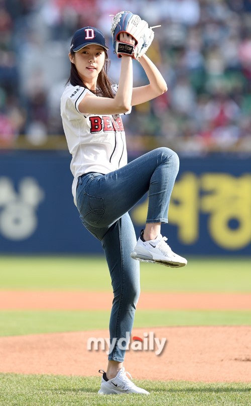韩国女艺人徐恩秀任棒球比赛开球嘉宾