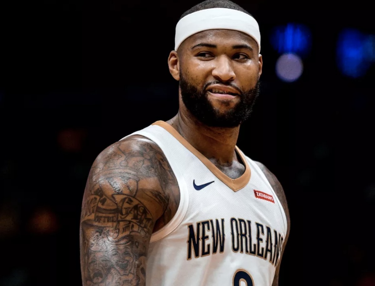 上个赛季,鹈鹕队的首发中锋考辛斯遭遇了左跟腱撕裂,赛季报销,当时