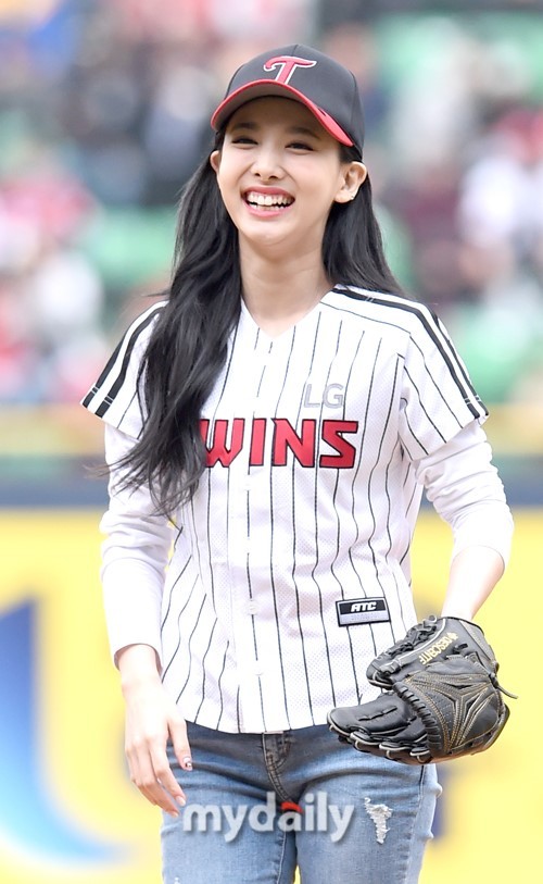 韩国女团twice林娜琏为职业棒球比赛开球